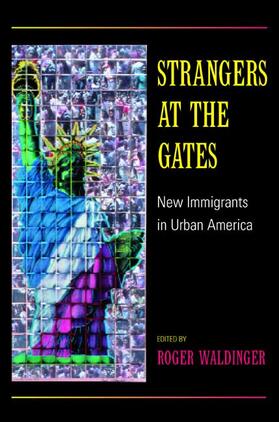 Waldinger |  Strangers at the Gates | Buch |  Sack Fachmedien